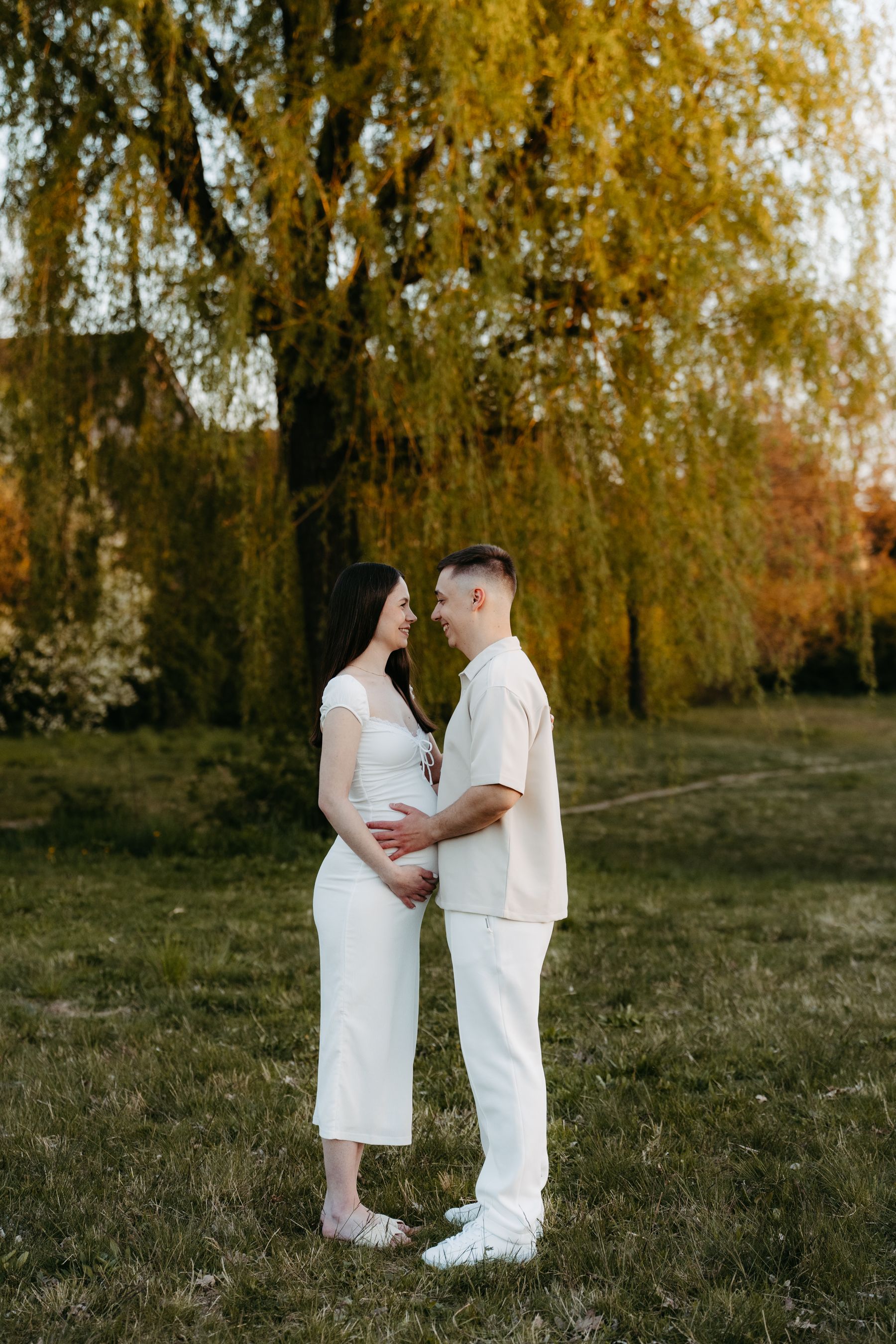 Babybauch Shooting Berlin Brandenburg – Paar unter Trauerweide