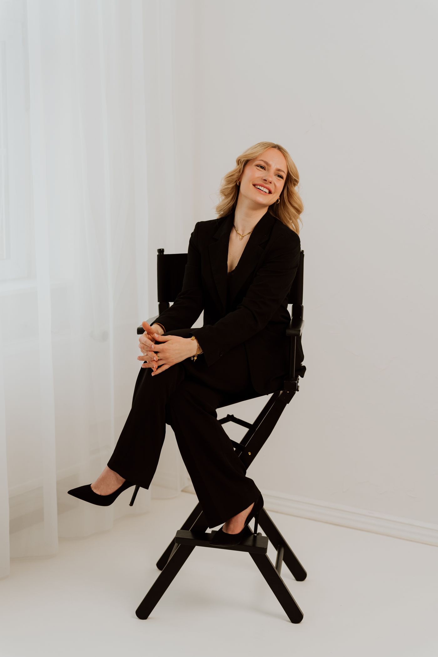 Personal Branding Portrait Berlin — Frau im schwarzen Anzug, Studio Ahrensfelde