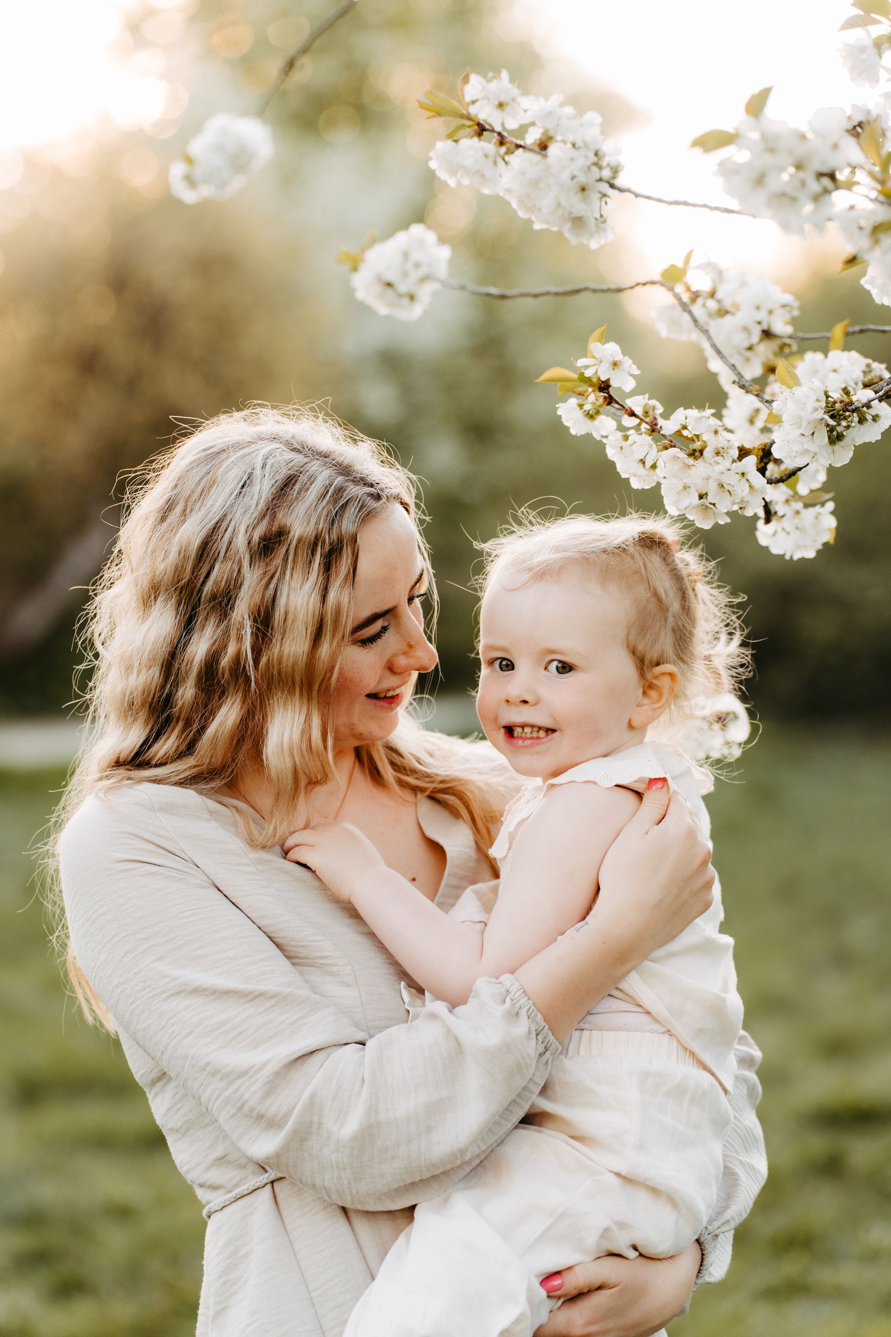 Familienfotograf östliches Berliner Umland – Mutter und Kind unter Kirschblüten