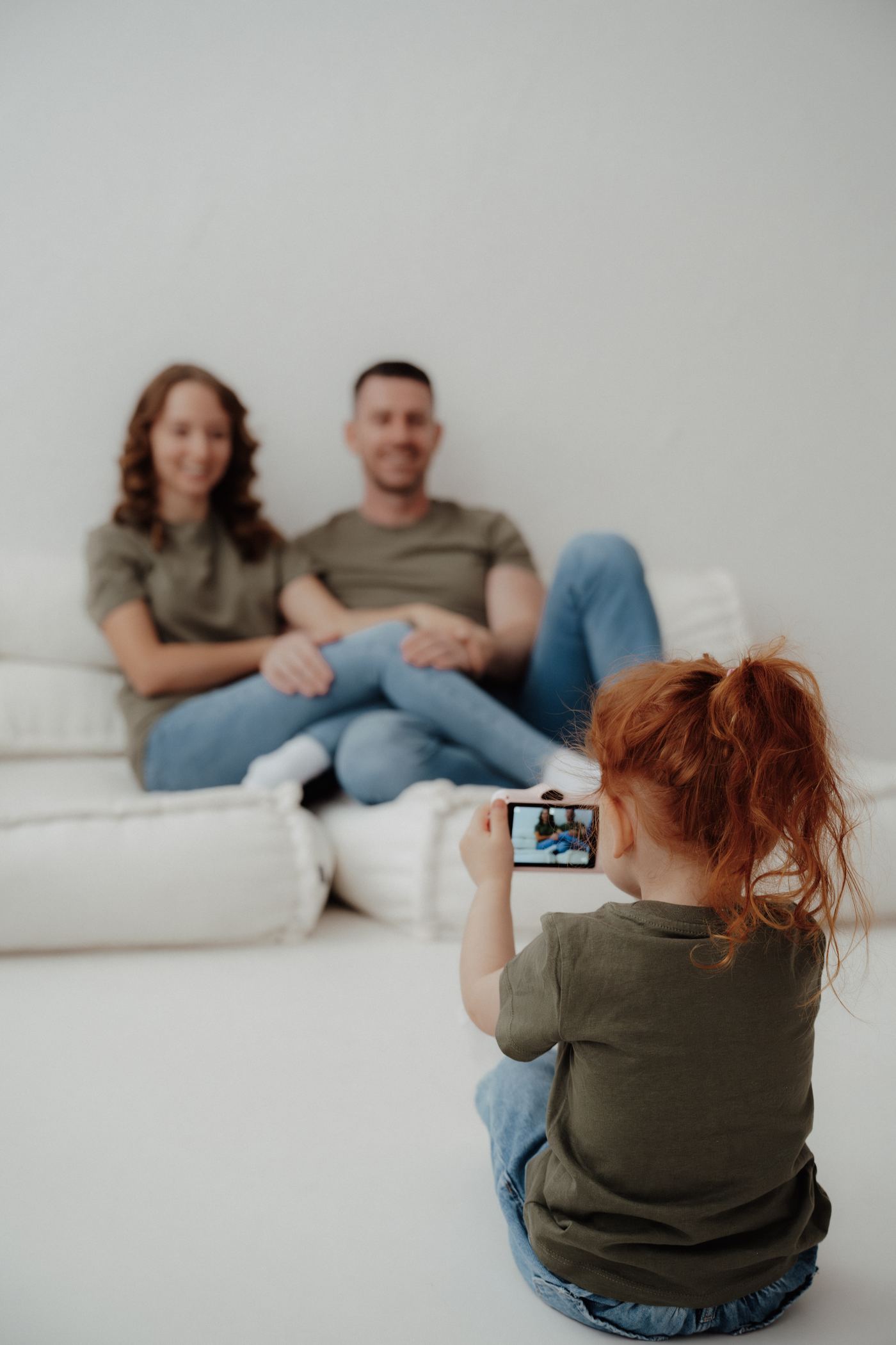 Familienshooting Studio Weißensee – Kind fotografiert die Eltern