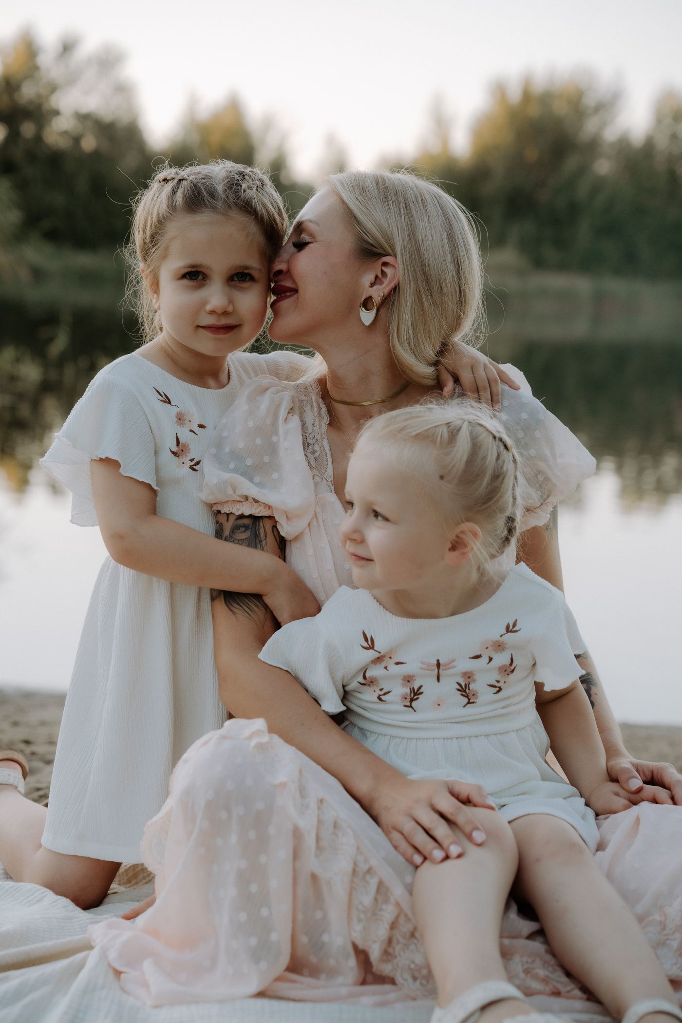 Familienfotograf Berlin – Mutter mit zwei Töchtern am Wasser