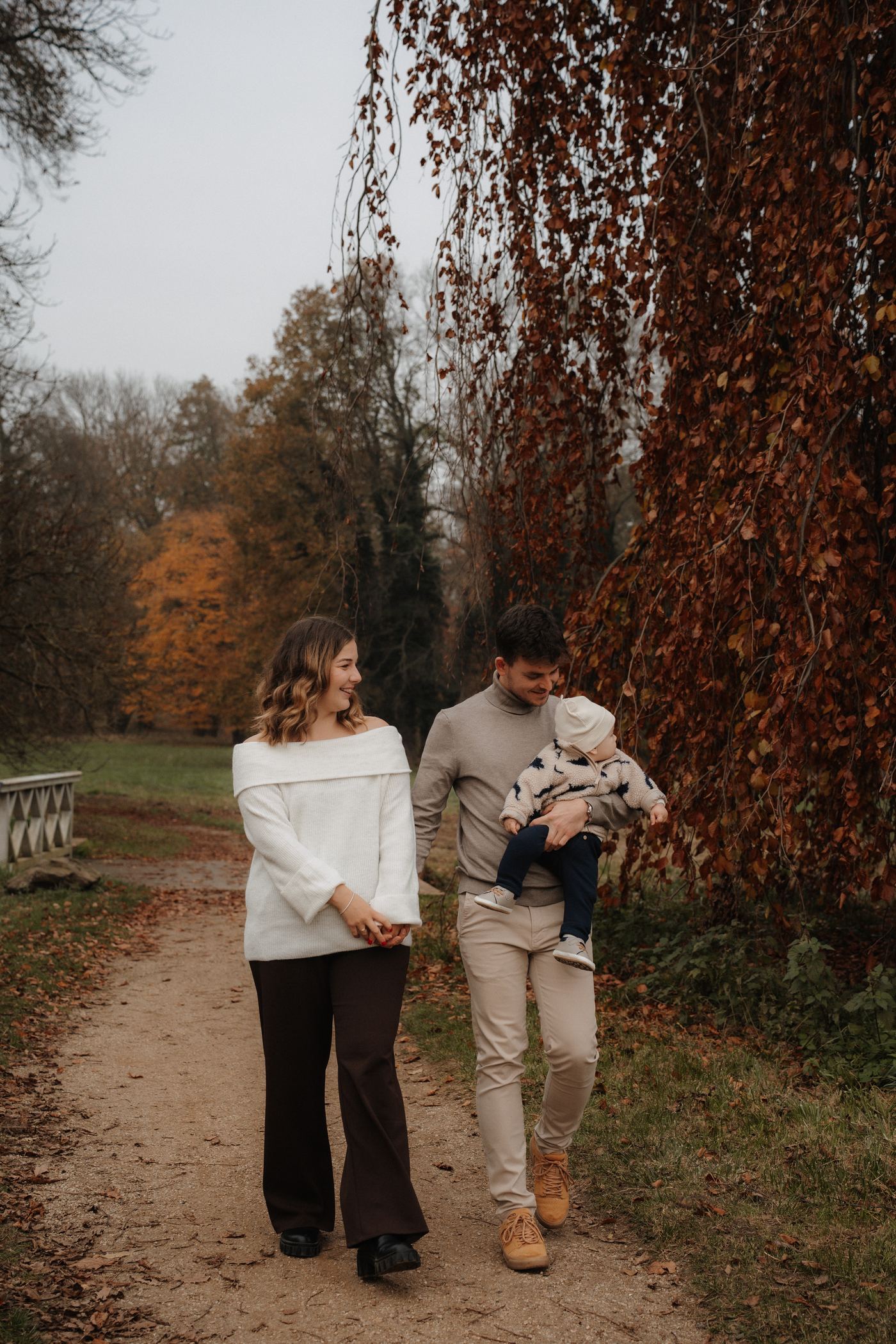 Familienshooting Brandenburg – Herbstspaziergang mit Baby unter Blätterdach