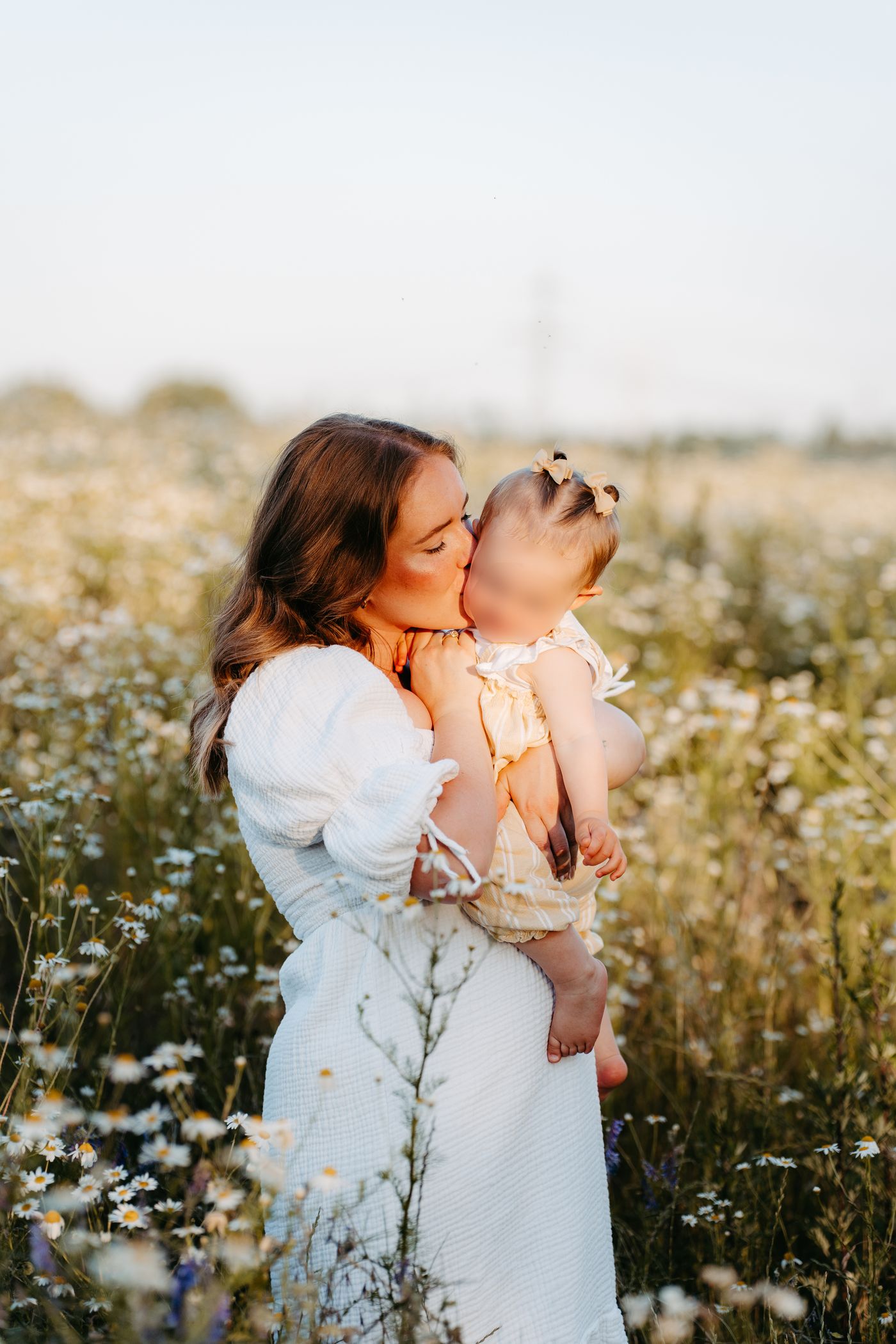 Familienfotografie Berlin – Nahaufnahme bemalter Kinderhände im Studio