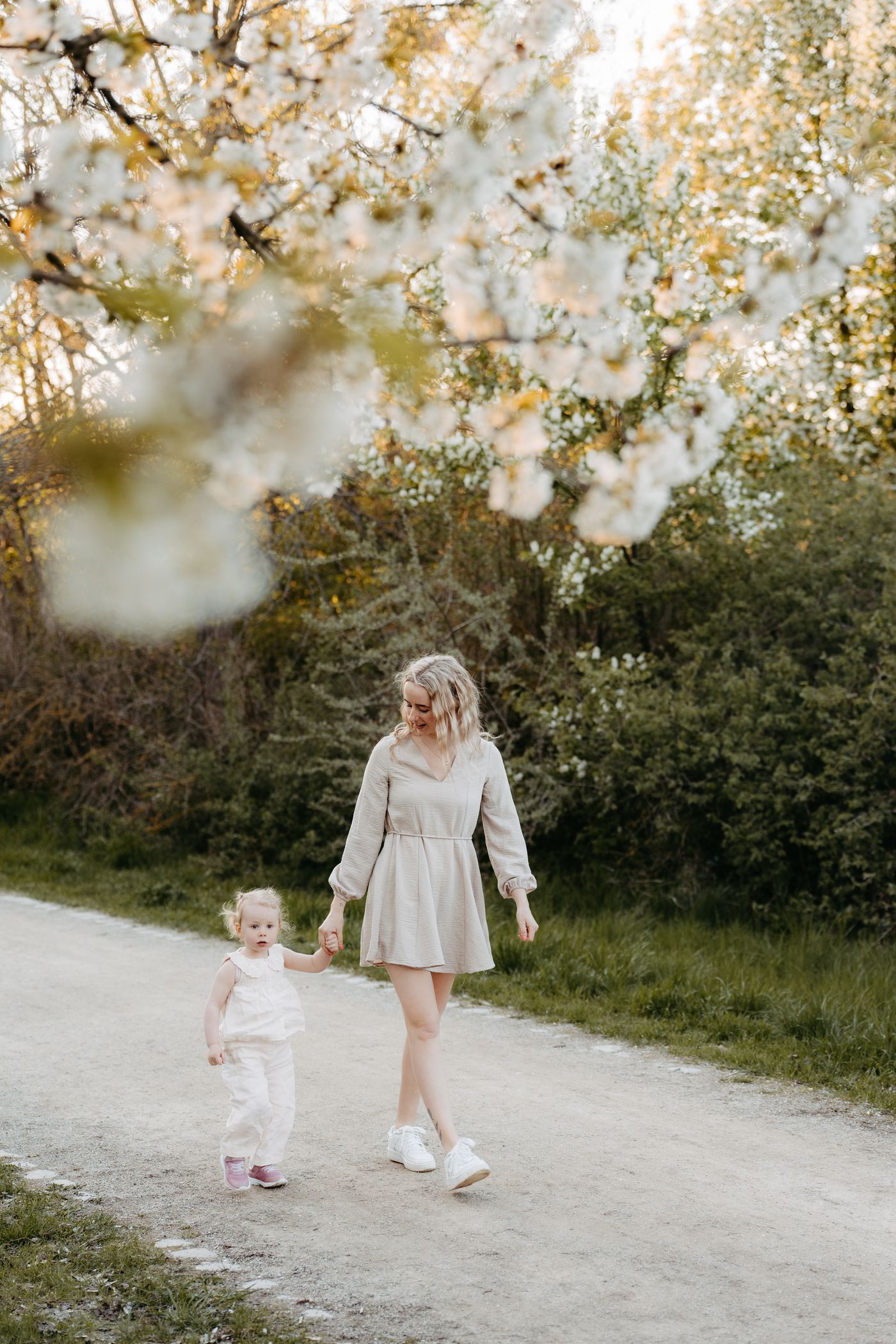 Familienfotografie Brandenburg – Mutter und Tochter im Frühling unter Kirschblüten