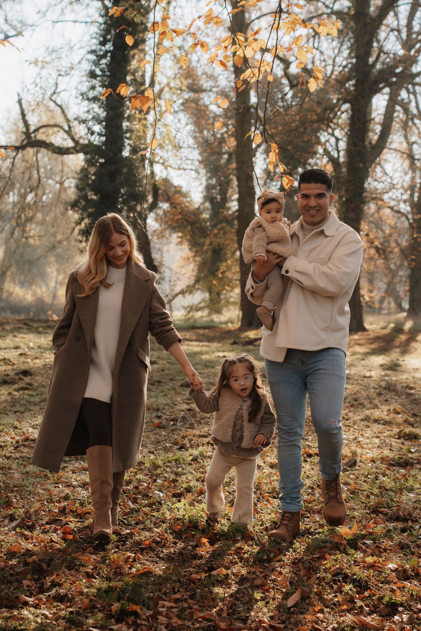 Familienshooting Berlin – Familie mit Baby im Herbstwald