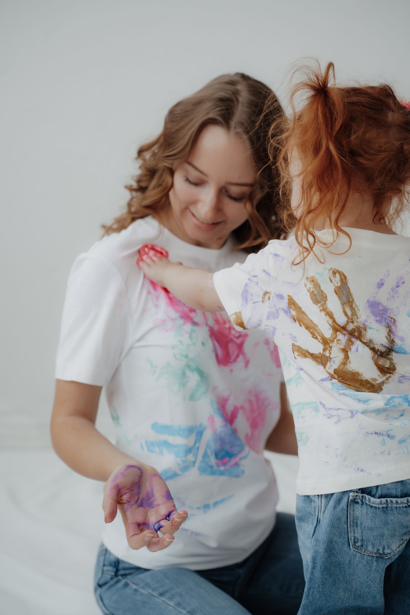 Familienshooting Studio Berlin – Mutter und Kind mit Fingerfarben