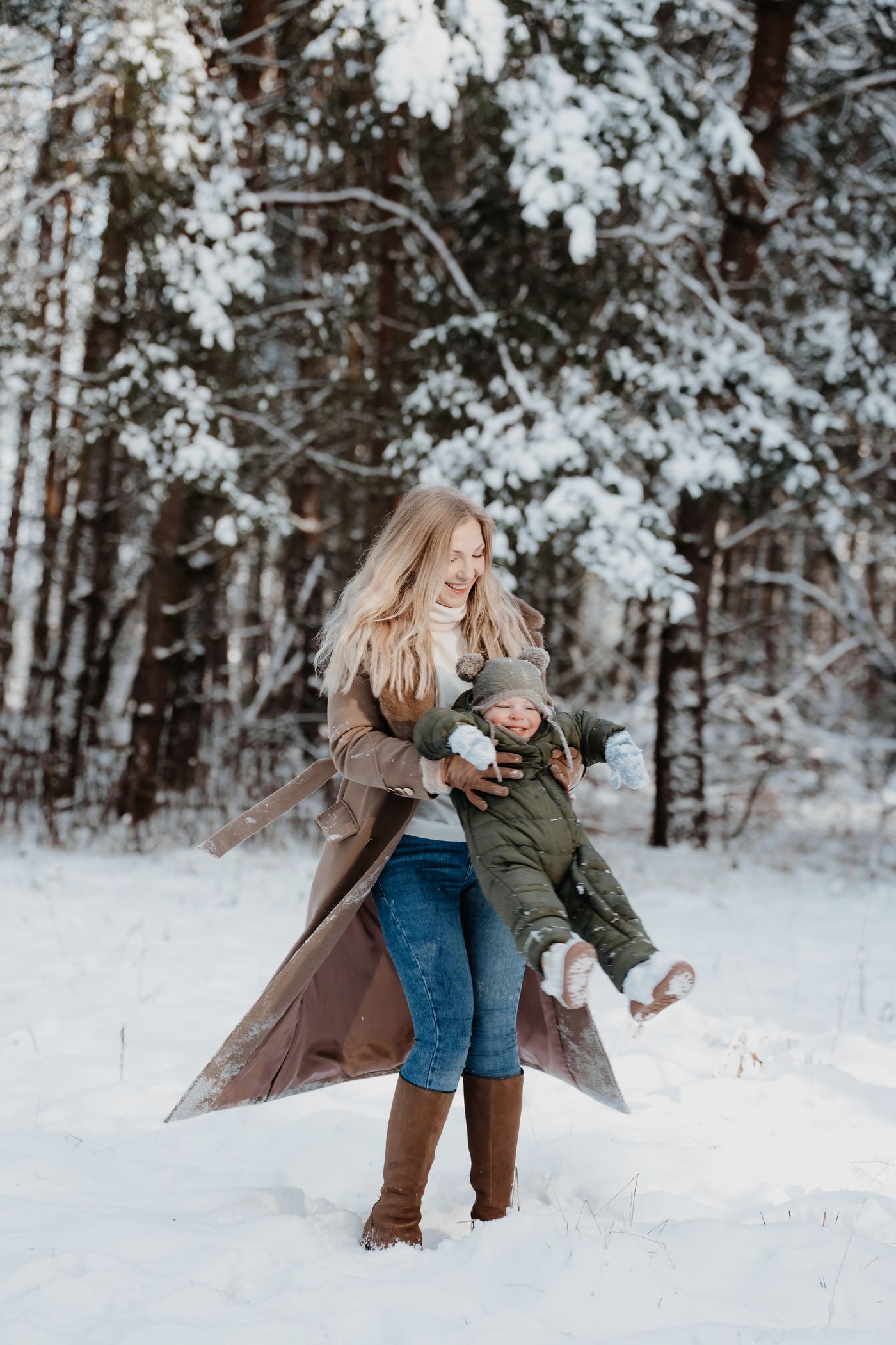 Familienshooting Berlin – Ausgelassener Wintermoment im verschneiten Wald