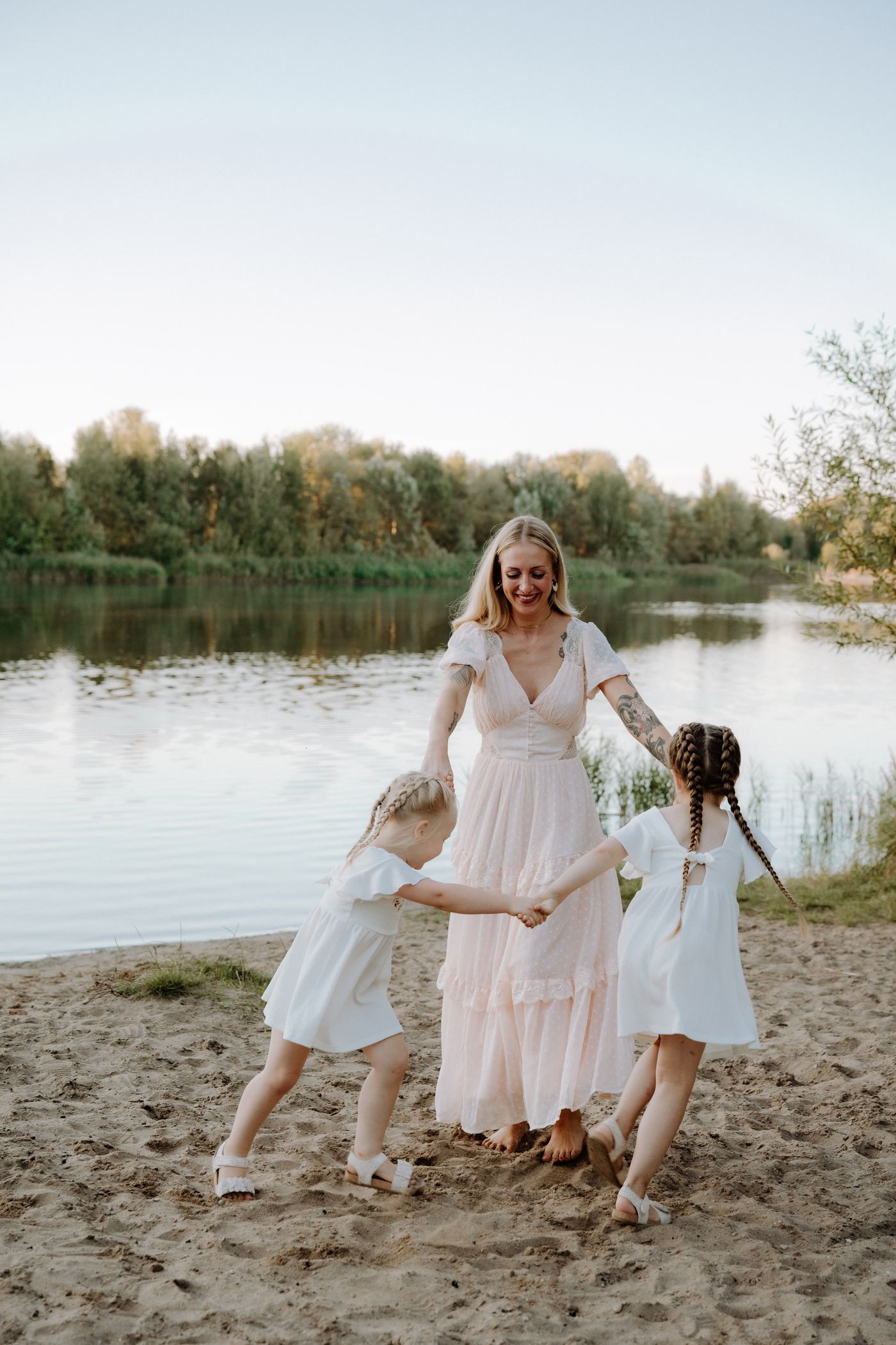 Familienfotograf Berlin – Mutter tanzt mit zwei Töchtern am See