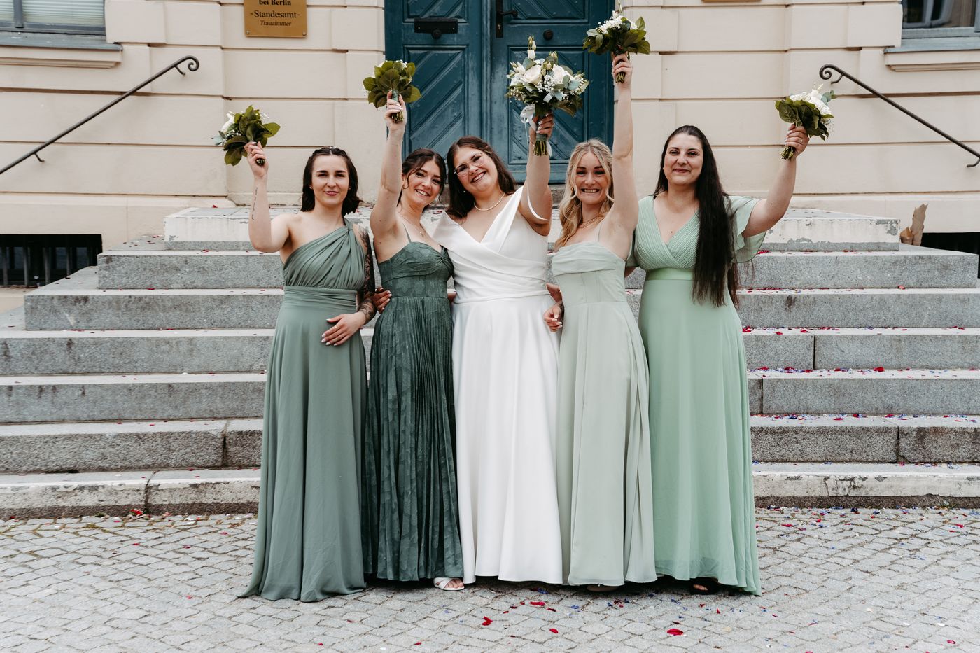 Braut und Brautjungfern mit Blumensträußen