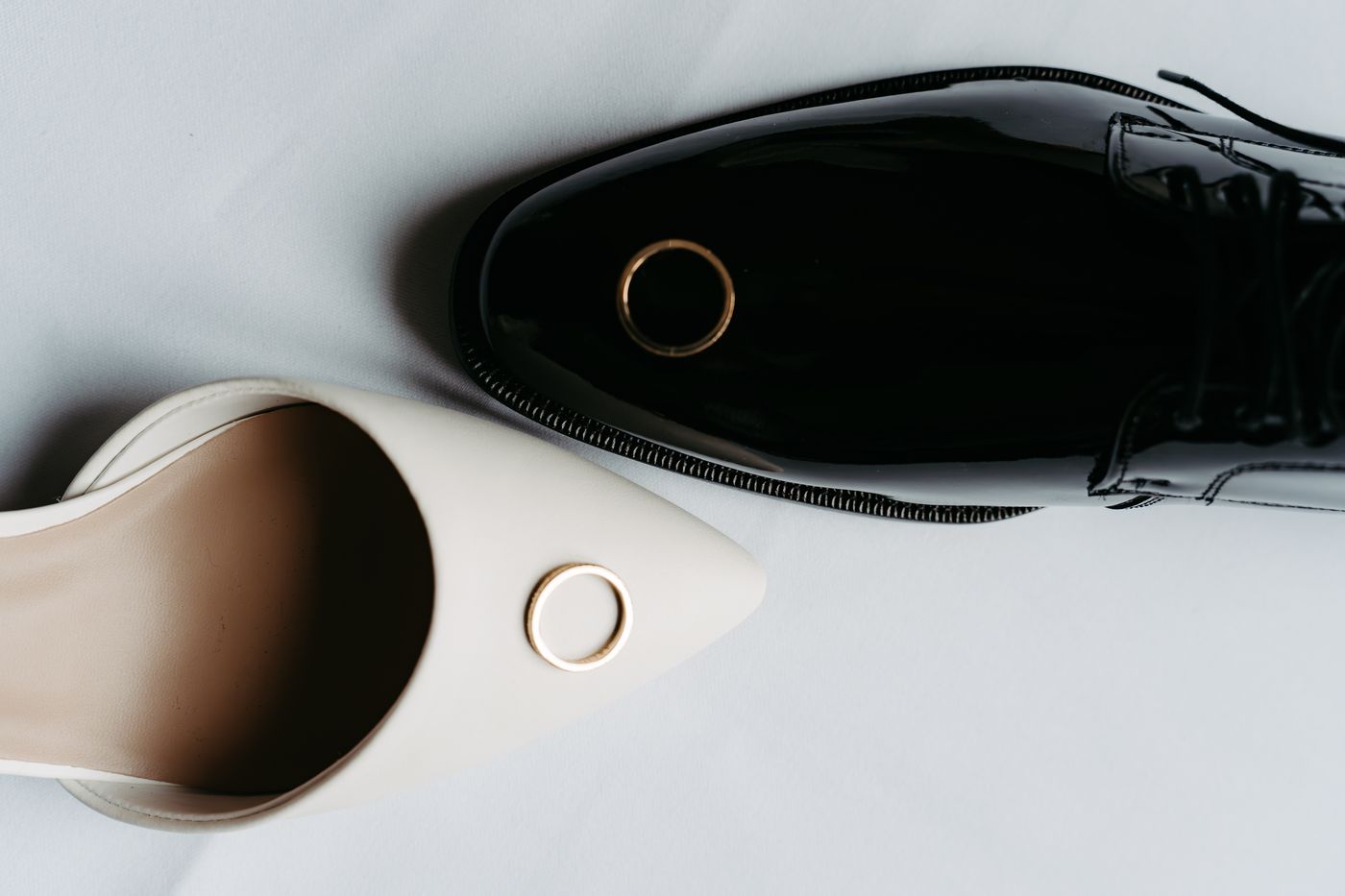 Brautschuhe und Bräutigamschuhe mit Ringen