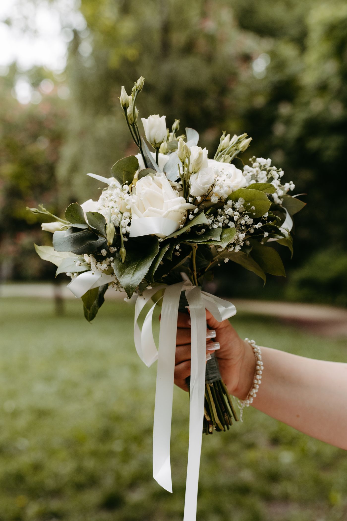 Brautstrauß mit weißen Rosen und Eukalyptus