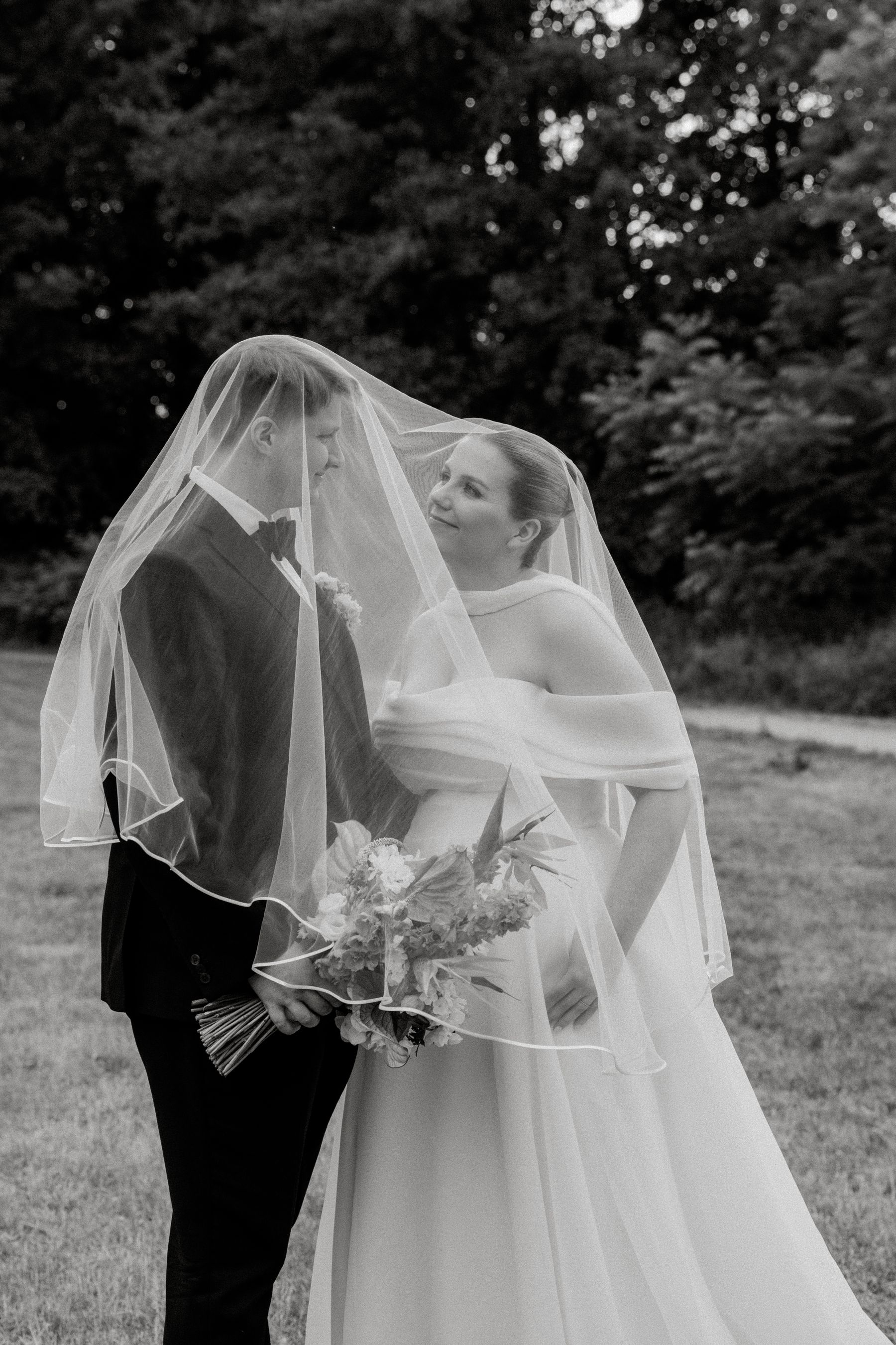 Braut und Bräutigam unter Schleier – Hochzeitsfotografie Berlin Brandenburg