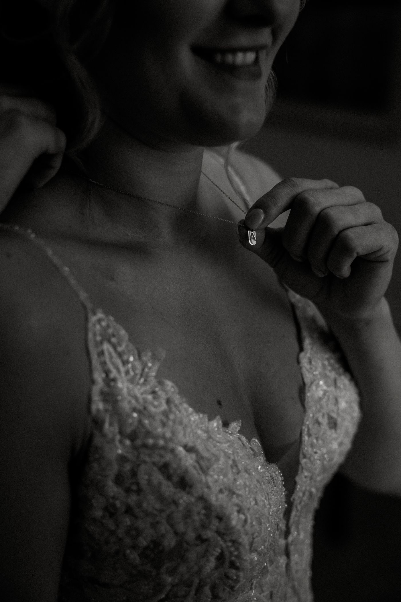 Braut mit Halskette – detailreiche Hochzeitsfotografie