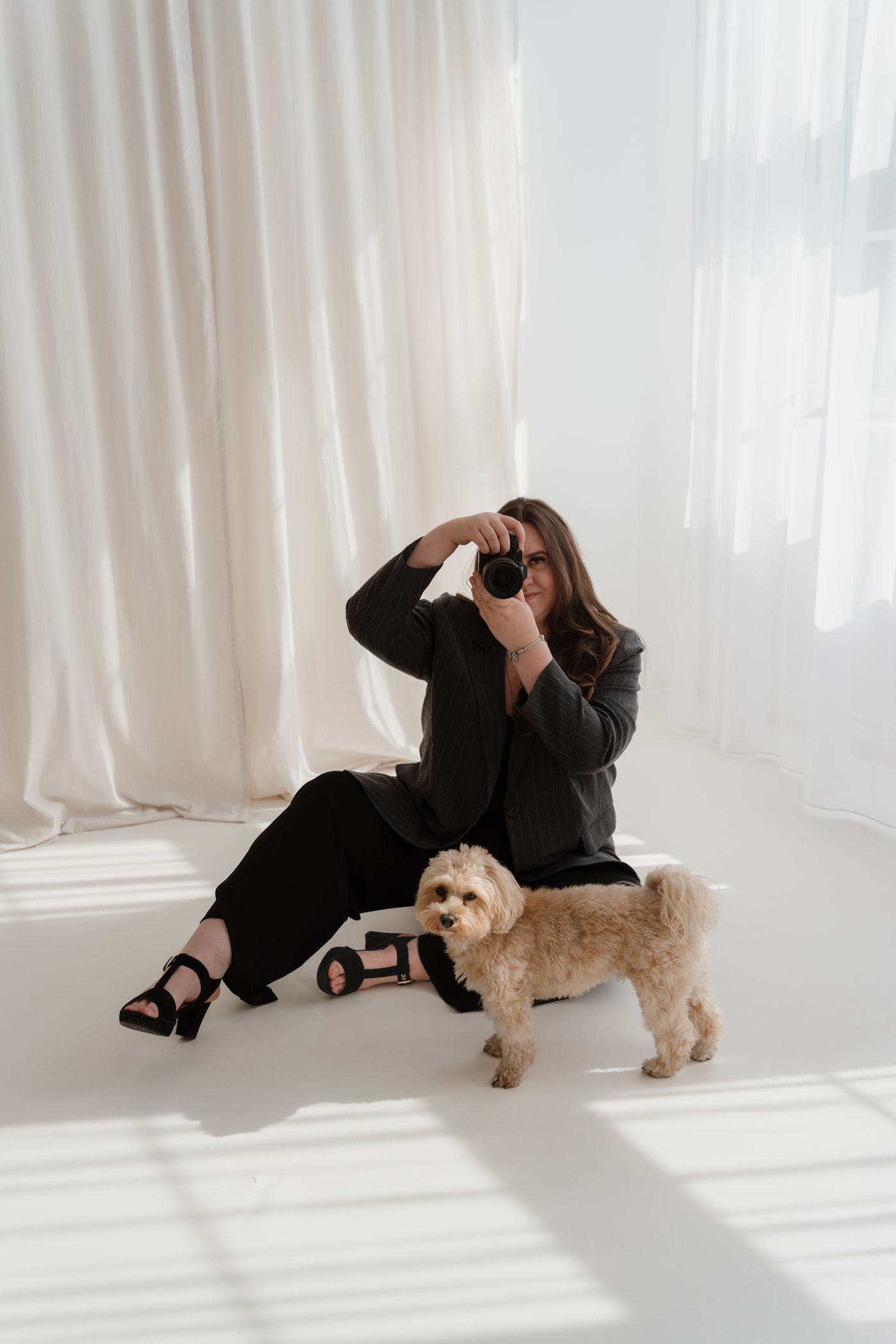 lizamarie mit ihrem Hund im Studio