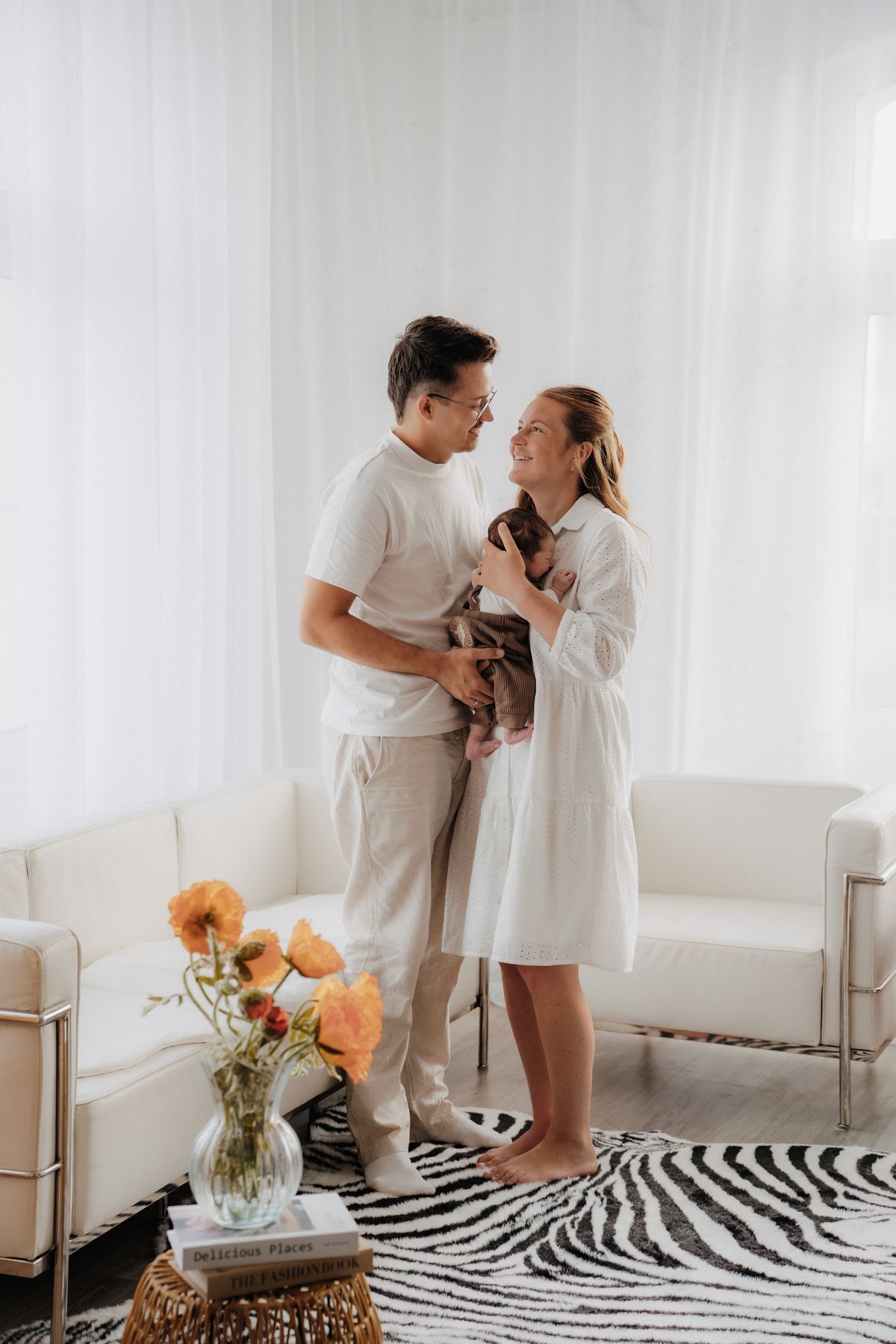 Newborn Familienshooting im Tageslichtstudio – Eltern mit Neugeborenem