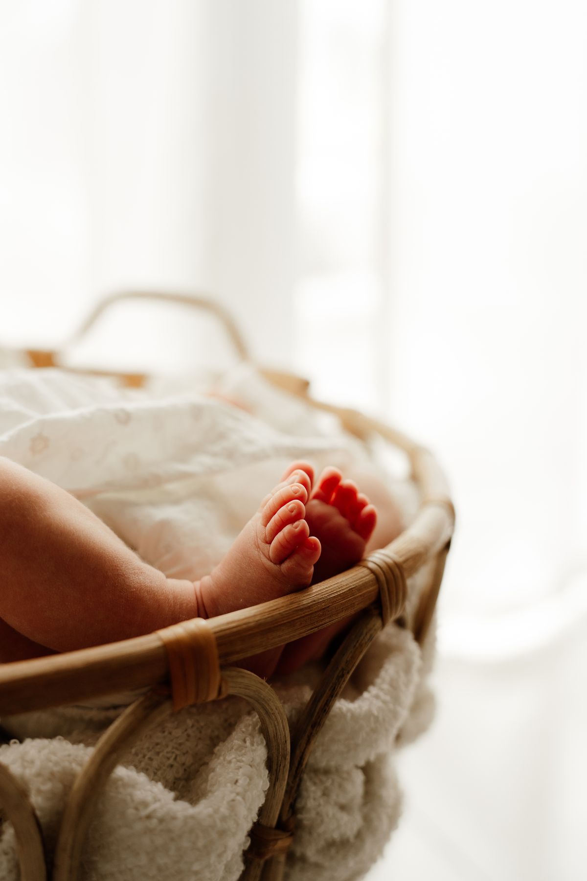 Newborn Detail – kleine Babyfüße am Fenster